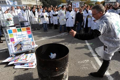 Sanofi: les salariés brûlent des documents de "propagande" - france - Directmatin.fr | Les Sanofi | Scoop.it