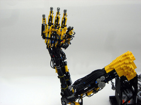 The Lego Robotic Arm arslog Scoopit Lego is one of those wonder toys