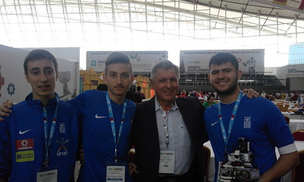 Στο βάθρο των νικητών με το ασημένιο μετάλλιο οι RoboSpecialists, κατηγορία ποδοσφαίρου, στην Ολυμπιάδα Ρομποτικής! | Εκπαιδευτική Ρομποτική & STEM | Scoop.it