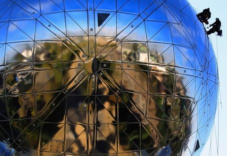 The Atomium: How Do You&nbsp;Clean a Massive Molecule? - SPIEGEL ONLINE | Merveilles - Marvels | Scoop.it