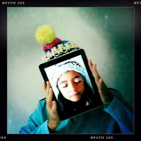 Girl Swiping Finger on Screen : The Last Word On Nothing | Early Brain Development | Scoop.it