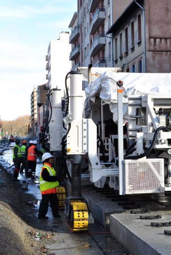 Tram Garonne : une machine  innovante qui pose les rails toute seule | Toulouse La Ville Rose | Scoop.it