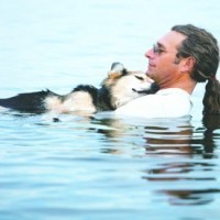 Man Cradles His Sick 19-Year-Old Dog In Lake Superior To Help Ease Its Arthritis Pain | Story and Narrative | Scoop.it
