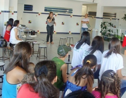 M&atilde;es leitoras entregam livros para escola do Brisa do Lago | Volta a Portugal em bibliotecas | Scoop.it