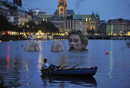 'Die Badende' (The Bather) by Oliver Voss | Art Installations, Sculpture | Scoop.it