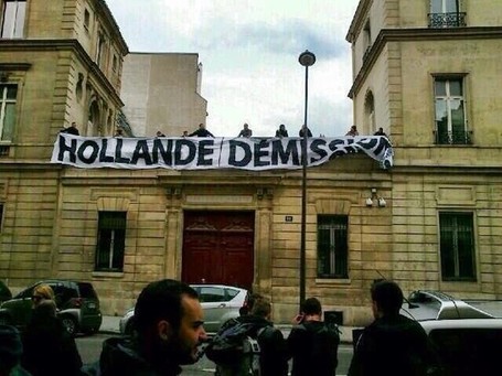&laquo;&nbsp;Hollande d&eacute;mission&nbsp;&raquo;&nbsp;: des militants d&rsquo;extr&ecirc;me droite sur la terrasse du si&egrave;ge du PS | Politique : Place &agrave; la dure r&eacute;alit&eacute; et aux petits arrangements entres amis "Autrement" | Scoop.it
