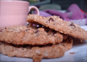 Vegan Oatmeal Strawberry Chocolate Chip Cookies are a great lunchbox treat | Vegan Food | Scoop.it