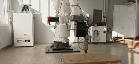 Un robot qui imprime des chaises en recyclant de vieux r&eacute;frig&eacute;rateurs | BarFabLab | Scoop.it