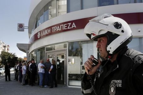 Chypre : &laquo;Je veux retirer le maximum et fermer mon compte&raquo; | Union Europ&eacute;enne, une construction dans la tourmente | Scoop.it