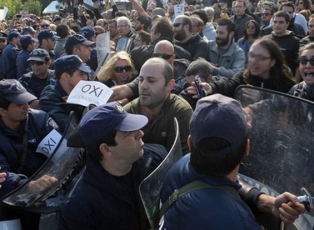 Gr&egrave;ce: des manifestants anti-aust&eacute;rit&eacute; font fuir le pr&eacute;sident: | Argent et Economie "Autrement" | Scoop.it