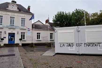 Inquiétantes inscriptions sur la mairie de Couëron, au nord de Nantes - Nantes.maville.com | ACIPA | Scoop.it