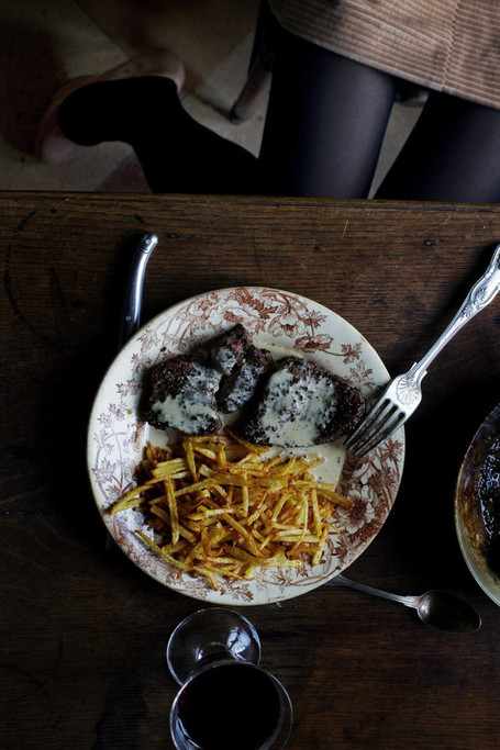 Black pepper steak with cognac cream sauce & pommes allumettes | &Agrave; Catanada na Cozinha Magazine | Scoop.it