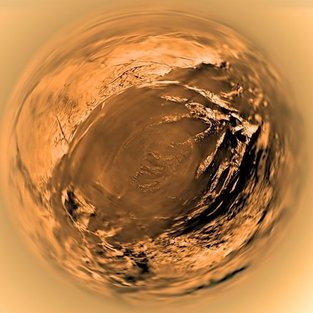 La luna Titán de Saturno tomada con objetivo ojo de pez de la sonda Huygens