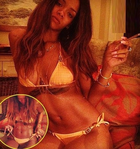 Selena Gomez, Rihanna & More: The Sexiest Celebrity Twitter Pics - Hollywood Life | Amazing Rare Photographs | Scoop.it