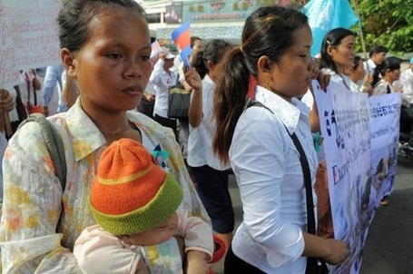 Les Cambodgiennes, fer de lance de la contestation sociale | La-Croix.com | CRAKKS | Scoop.it