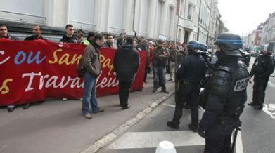 &Agrave; Lille, la police repousse une manifestation de soutien aux sans-papiers&nbsp;: six hospitalisations | ACTUALITE | Scoop.it