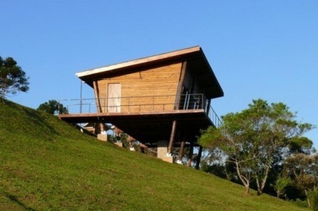 Eucalyptus House is a Low-Impact Brazilian Cabin on Stilts | What Surrounds You | Scoop.it