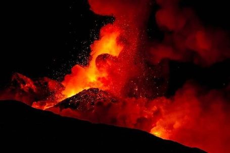 Volcán Etna de Italia entra en erupción de nuevo en forma dramática, iluminando el cielo nocturno NI6Y_5da3yGVIIasWzrd0zl72eJkfbmt4t8yenImKBVaiQDB_Rd1H6kmuBWtceBJ