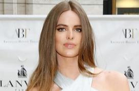 Australian model Robyn Lawley strips to protest Queensland coalmine | Enjoy - Really Fresh 'Social Business' News | Scoop.it