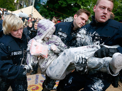Paint it bleak: German police clean up Occupy Frankfurt Camp (PHOTOS) &mdash; RT | menfin utopiste | Scoop.it