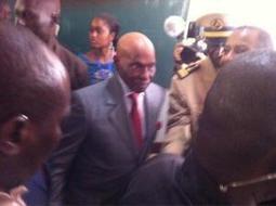 Wade hu&eacute; par la foule devant son bureau de&nbsp;vote | #sunu2012 &eacute;lections au S&eacute;n&eacute;gal | Scoop.it