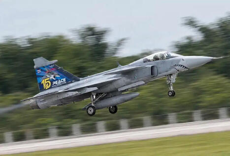 Royal Top Gun: Thai Queen Flies First Solo JAS 39C Gripen Flight | DEFENSE NEWS | Scoop.it