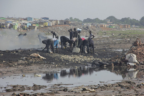Africa Recycles and Creates Technology | Article | CCCB LAB | Peer2Politics | Scoop.it
