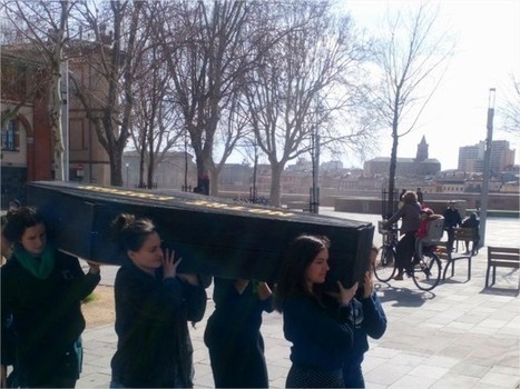 Toulouse. Cercueil en bois, procession funéraire… Ils enterrent la planète | Toulouse La Ville Rose | Scoop.it