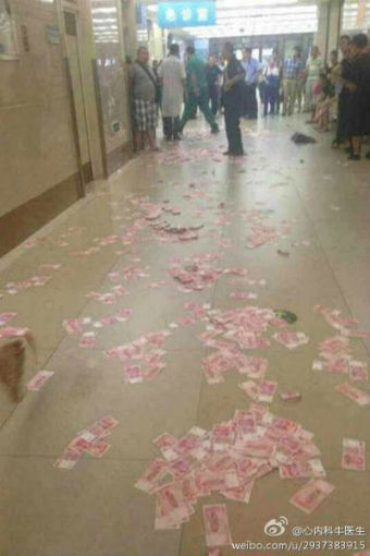 LOOK: Man throws 1 million RMB at ex-girlfriend during fight at hospital | News-from-China | Scoop.it