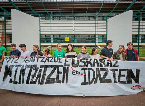 Pays basque : des élèves du lycée Bernat Etxepare manifestent pour le droit de passer leurs examens en basque | BABinfo Pays Basque | Scoop.it