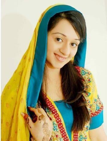 Bridal Fashion Pakistani Mehndi Day Hairstyle