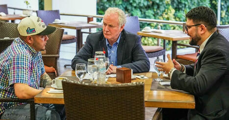 El Salvador Staged Detail in Photo of Dem Senator and Abrego Garcia | Hésitations Vaccinales: Observatoire HESIVAXs | Scoop.it