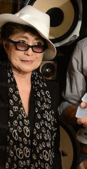 A presque 80 ans, Yoko Ono relève un nouveau défi: la mode | Les Gentils PariZiens | style & art de vivre | Scoop.it