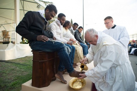 Pope Francis washes the feet of Muslim migrants, says we are ‘children of the same God’ | Peer2Politics | Scoop.it