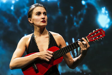 Au Théâtre de l’Atelier, Hortense Belhôte amuse en prof d’histoire pointue autant que décalée | Revue de presse théâtre | Scoop.it