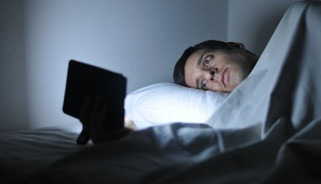 Lire sur tablette empêche de bien dormir : le sommeil est moins réparateur | Le livre | Scoop.it