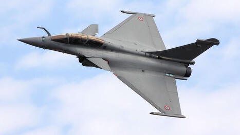 Ce devait &ecirc;tre une mission de routine : un pilote de Rafale d&eacute;tecte une fuite de carburant sur un jet priv&eacute; &agrave; 12 000 m d'altitude, l'avion est contraint de se d&eacute;router | DEFENSE NEWS | Scoop.it