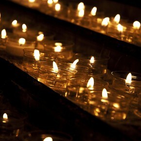 La Iglesia empleará más de un millón de euros en velas dedicadas a los desahucios | Religiones. Una visión crítica | Scoop.it
