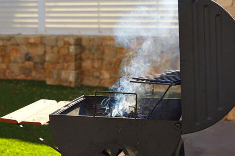 Grillaus alkaa puhdistuksella! Ota helppo niksi k&auml;ytt&ouml;&ouml;n ja v&auml;lt&auml; homepommi kannen alla | 1Uutiset - Lukemisen t&auml;hden | Scoop.it