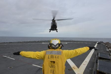 Premier entraînement d'hélicoptères espagnols sur un porte-hélicoptères amphibie américain USS Gunston Hall (LSD 44) | DEFENSE NEWS | Scoop.it