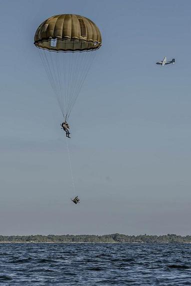 Des sauts LOS au-dessus d'un plan d'eau pour les unités nautiques de la Brigade des forces spéciales Terre | DEFENSE NEWS | Scoop.it