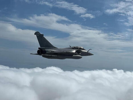Le Rafale porté au standard F4.2 a effectué ses premiers vols en vue de sa mise en service opérationnelle | DEFENSE NEWS | Scoop.it