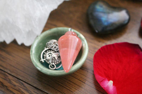 A Beginner's Guide to Pendulum Dowsing | Crystal Grids for Healing | Scoop.it