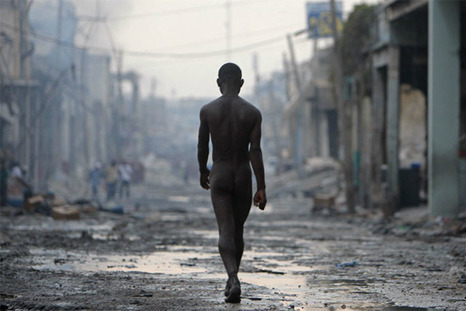 Cristobal Manuel, una fotograf&iacute;a que muestra una tragedia #somoshaiti | Iv&aacute;n Louz&aacute;n - Opinguino | Information Technology & Social Media News | Scoop.it