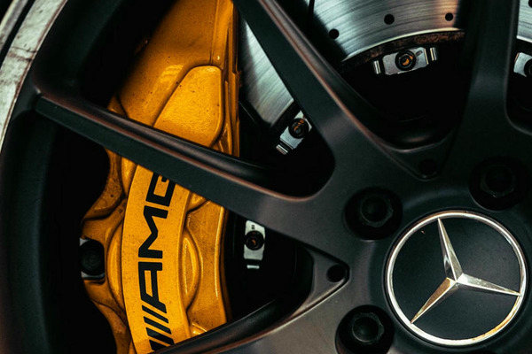 Le coup de génie de Mercedes : la marque supprime les freins de nos voitures et les remplace par un système innovant logé dans nos moteurs | The Revolution Of The Car Industry | Scoop.it