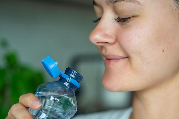 Le bouchon en plastique, plus attachant que jamais avec la réglementation européenne