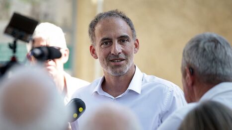 Soutiens, sondages, programme&hellip; Sur quoi s'appuie la candidature de Rapha&euml;l Glucksmann, qui lance sa campagne pour la pr&eacute;sidentielle 2027&nbsp;?&nbsp; | Elections - Municipales 2026 | Scoop.it