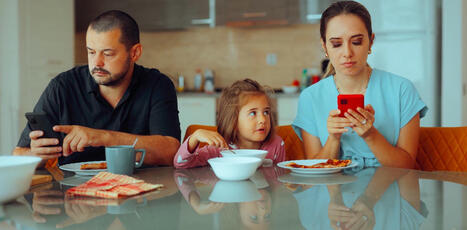We’re quick to limit kids’ screen time. Parents can also benefit from setting boundaries for themselves | eParenting and Parenting in the 21st Century | Scoop.it