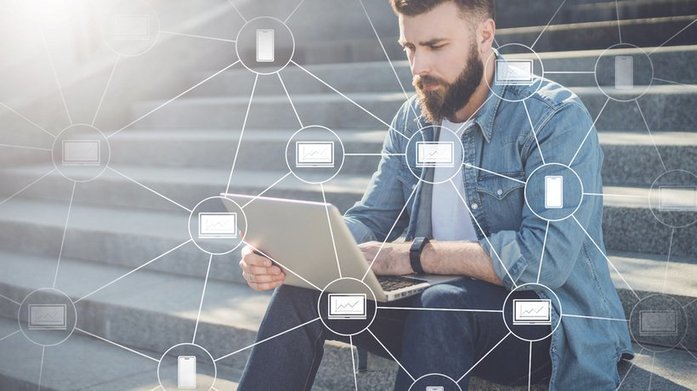 человек за ноутбуком, на экране код или блокчейн-схема