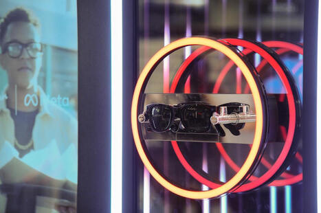 EssilorLuxottica vola in Borsa con Meta: il progetto degli smartglass dotati di servizi avanzati con AI piace al mercato | HMD hot spot | Scoop.it